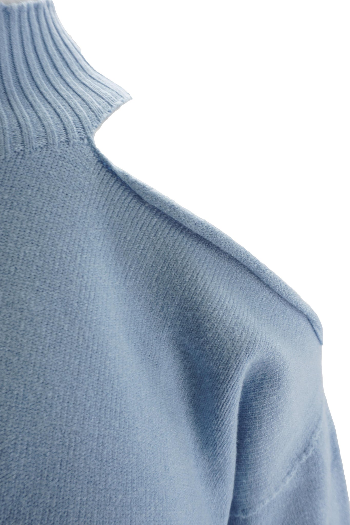 Maglia con Collo Alto e Spalle Scoperte / Celeste - Ideal Moda