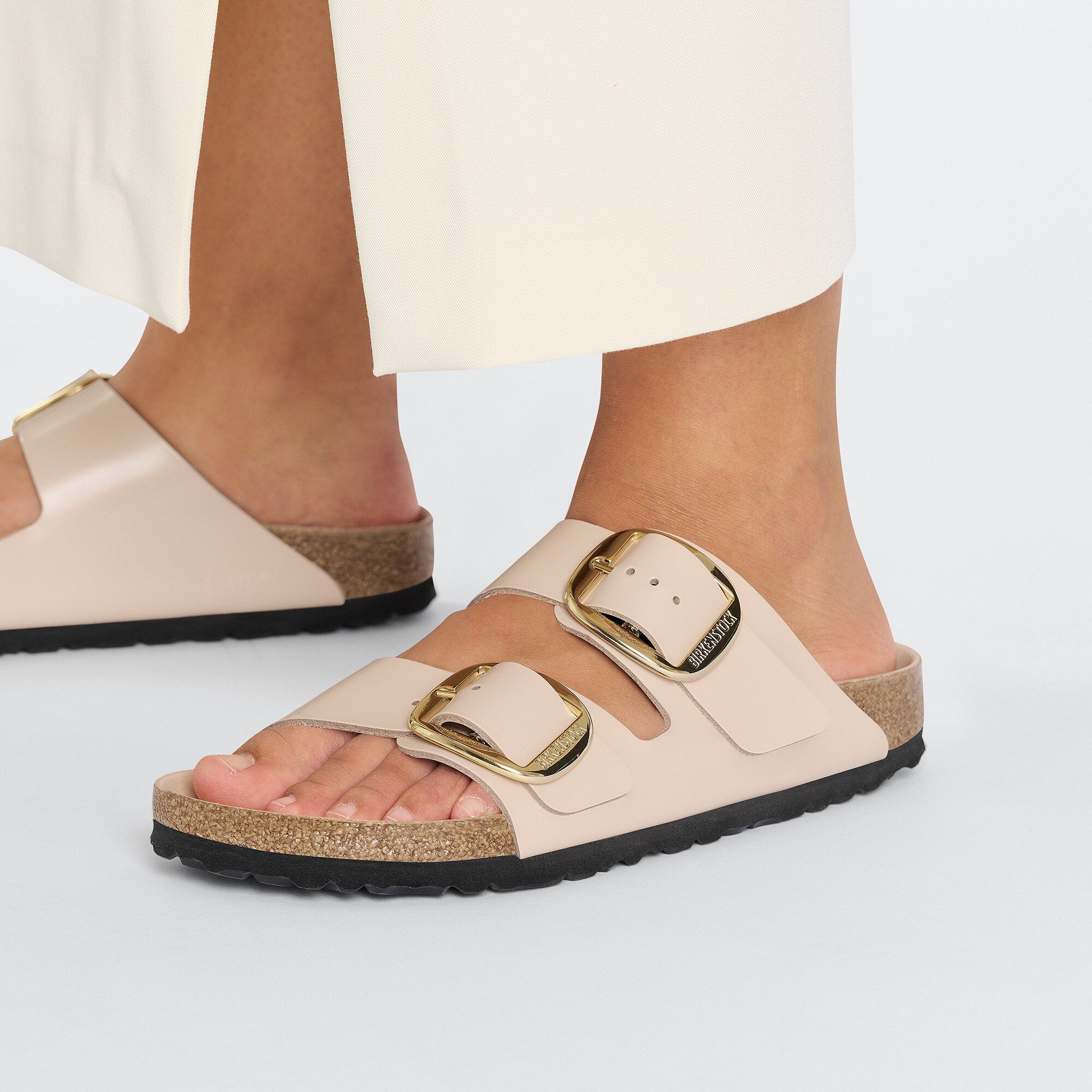 Sandalo Arizona Big Buckle in Pelle Vernice / Beige - Ideal Moda