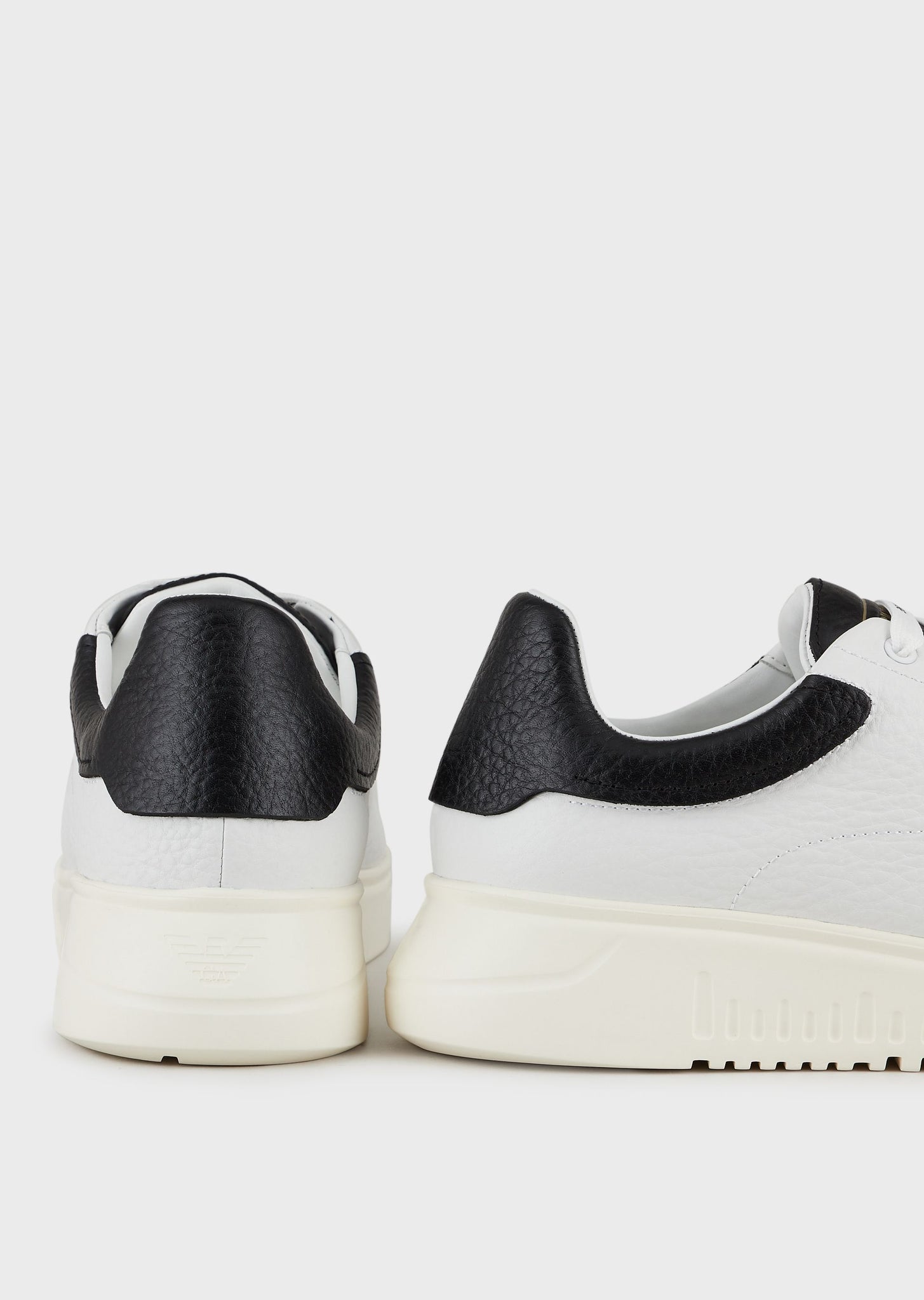 Sneakers in pelle con stringhe logate / Bianco - Ideal Moda