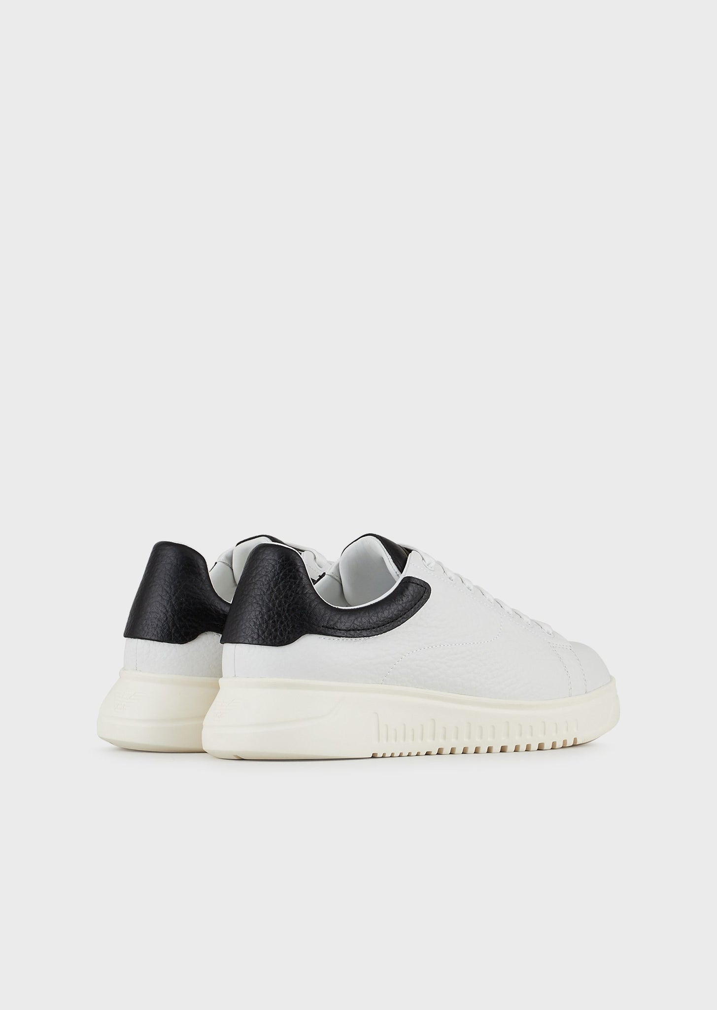 Sneakers in pelle con stringhe logate / Bianco - Ideal Moda