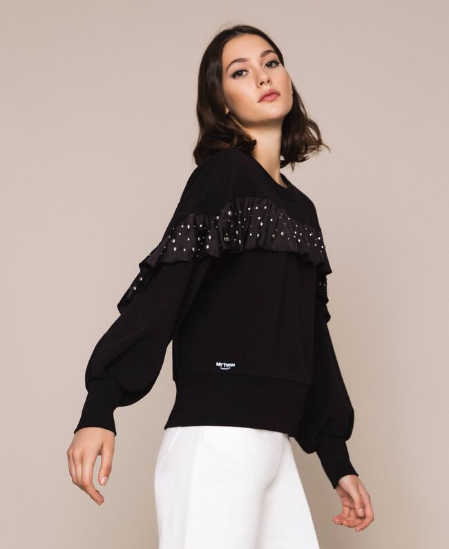 Felpa con balza in satin e borchie / Nero - Ideal Moda
