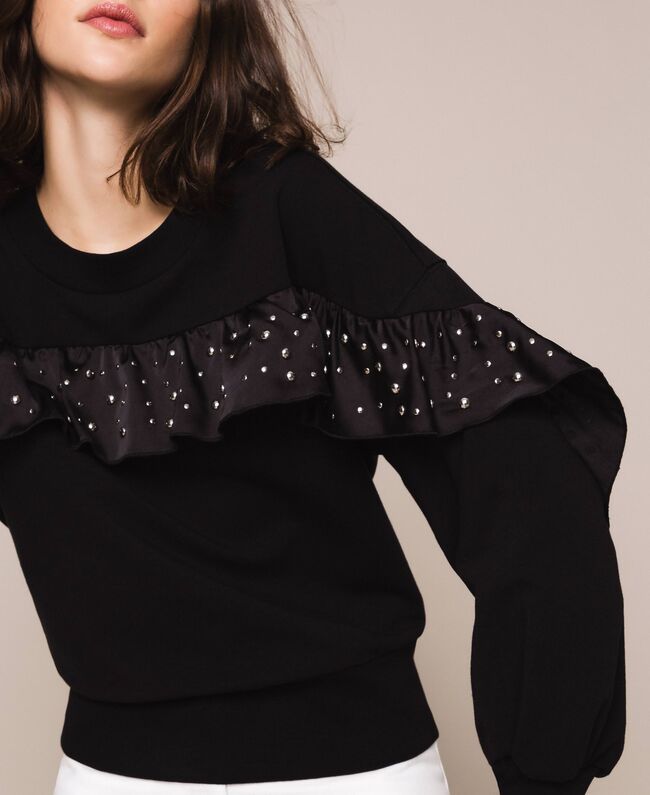 Felpa con balza in satin e borchie / Nero - Ideal Moda