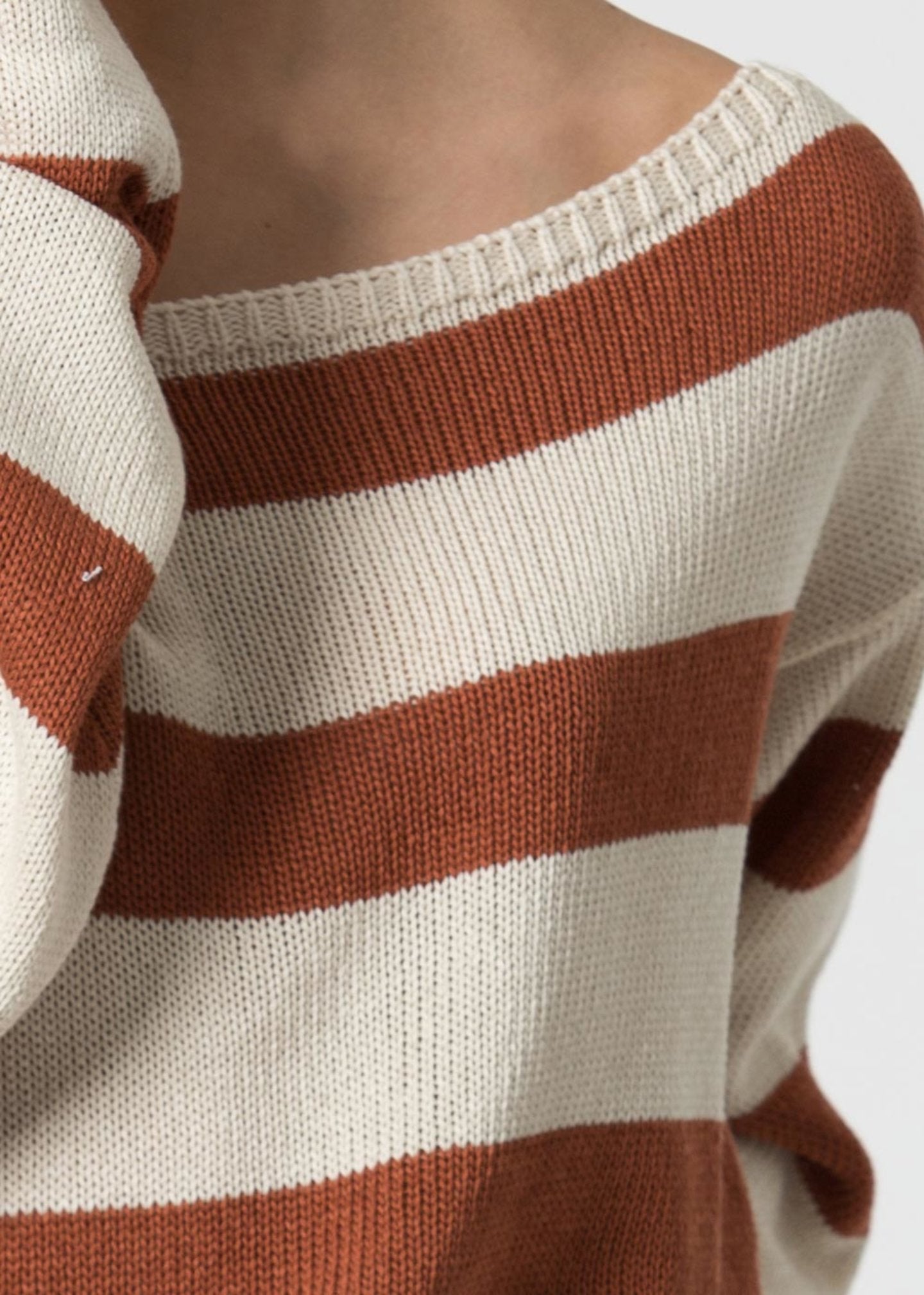 Maglia Kocca con Scollo a Barca / Marrone - Ideal Moda