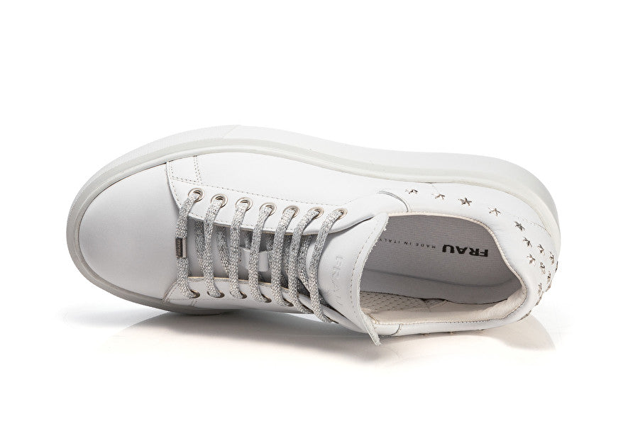 Sneaker in pelle con borchiette / Bianco - Ideal Moda