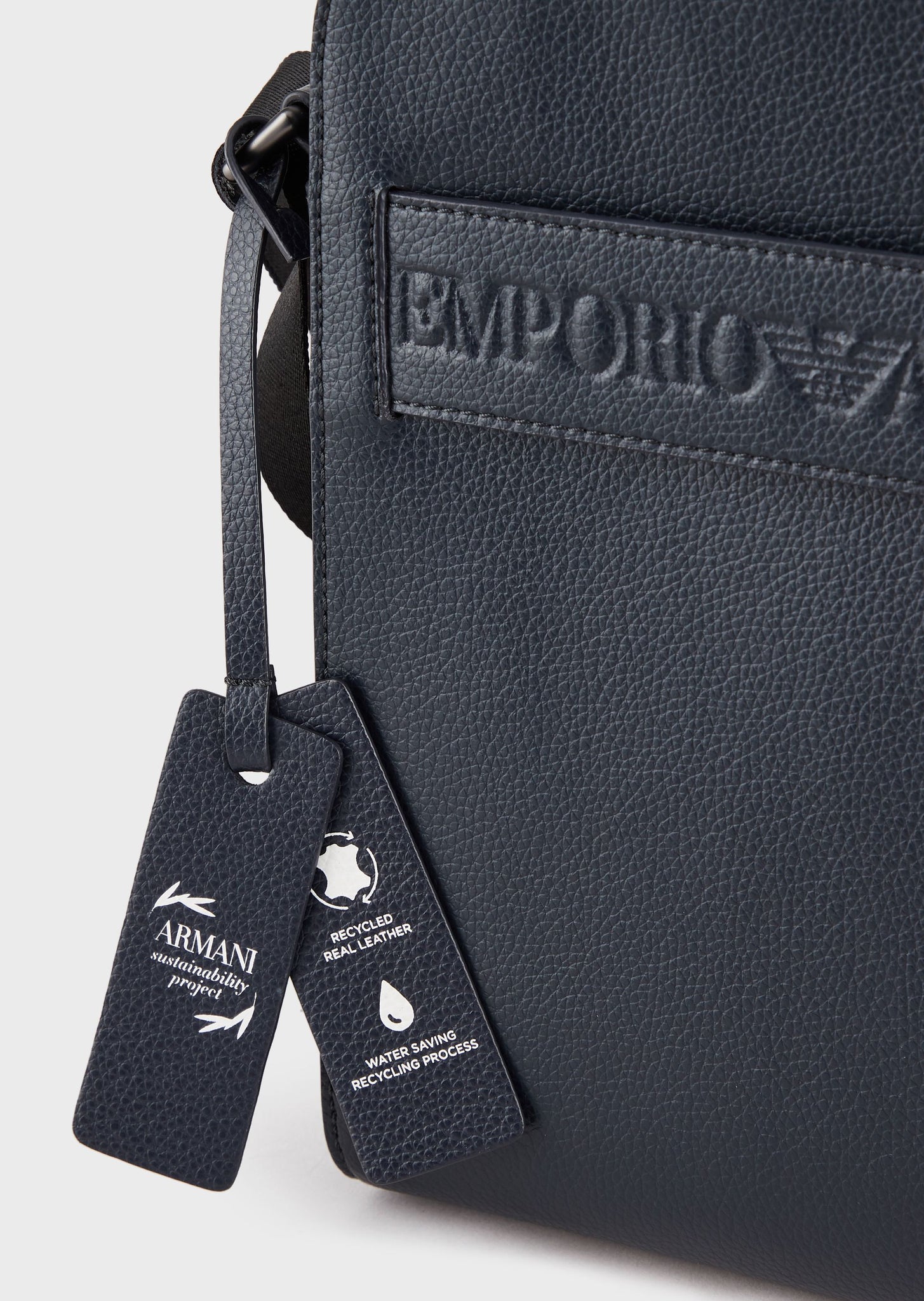 Borsa a tracolla piatta in pelle rigenerata con fascia logo / Blu - Ideal Moda