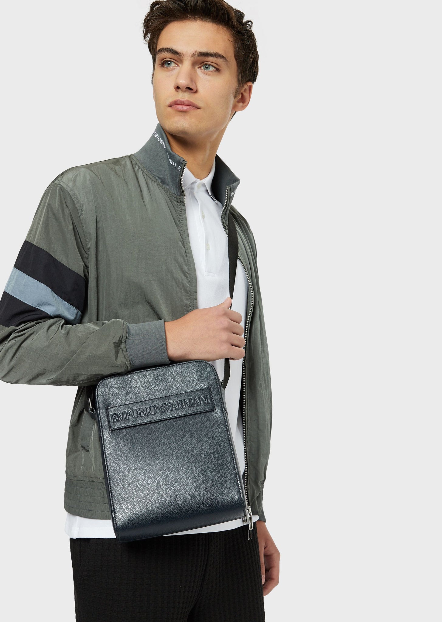 Borsa a tracolla piatta in pelle rigenerata con fascia logo / Blu - Ideal Moda