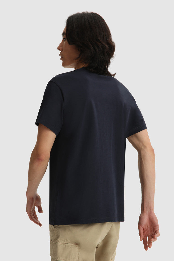 Maglietta con taschino e logo in rilievo / Blu - Ideal Moda