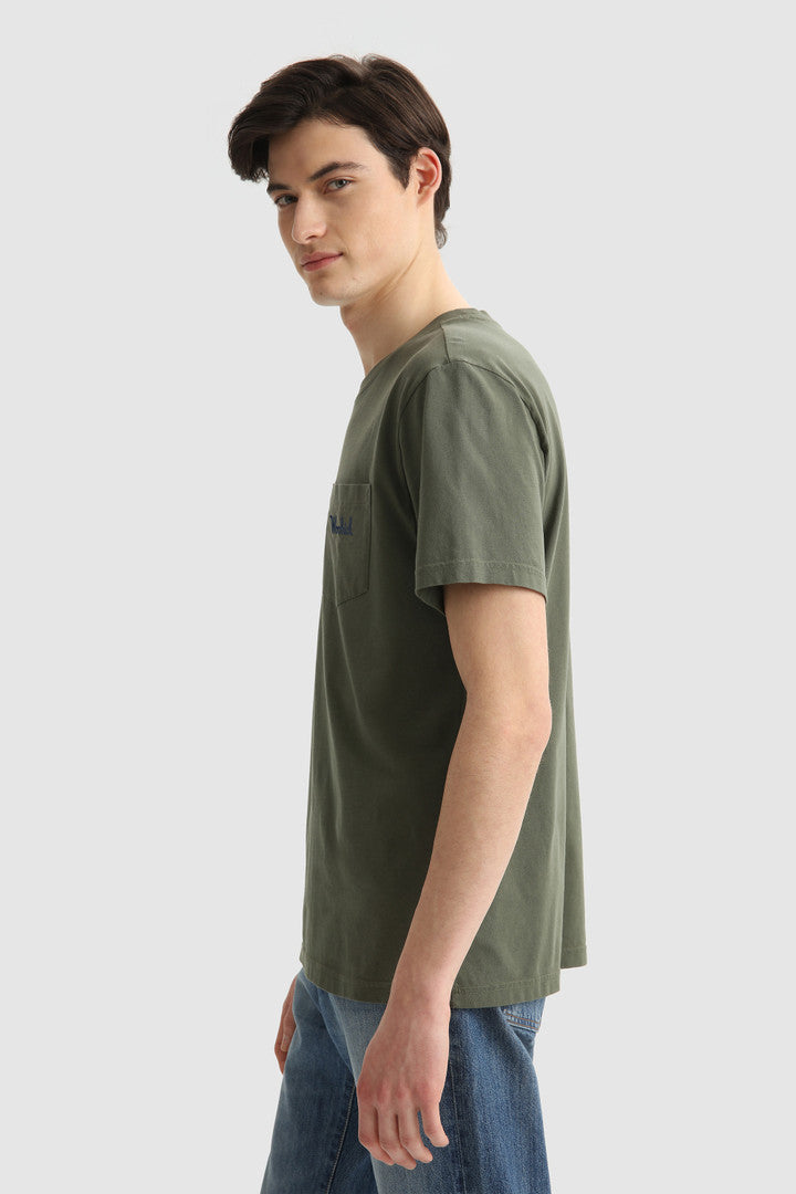 Maglietta con taschino e logo in rilievo / Verde - Ideal Moda
