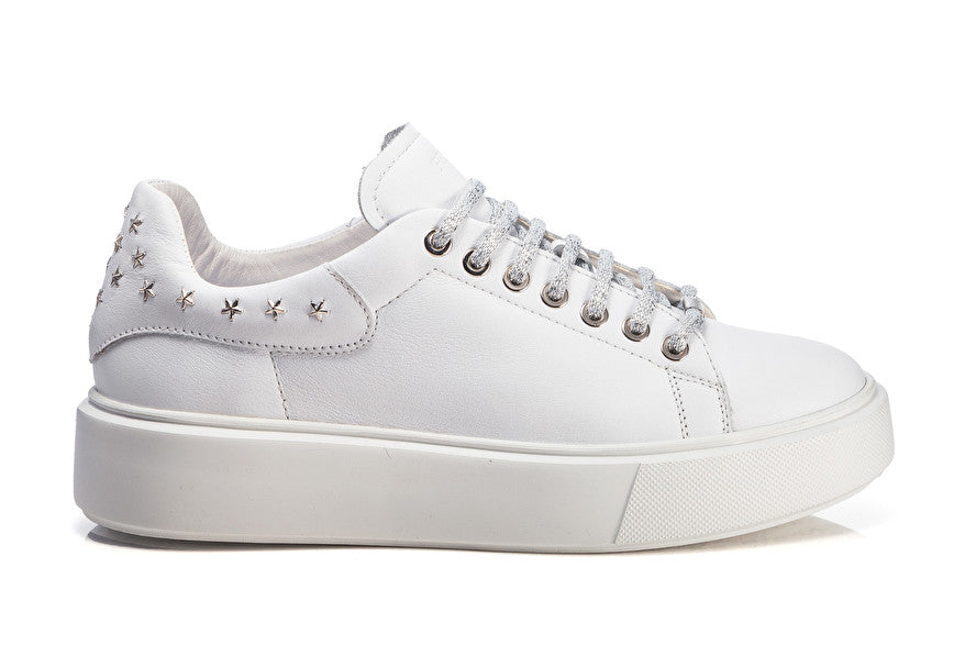 Sneaker in pelle con borchiette / Bianco - Ideal Moda