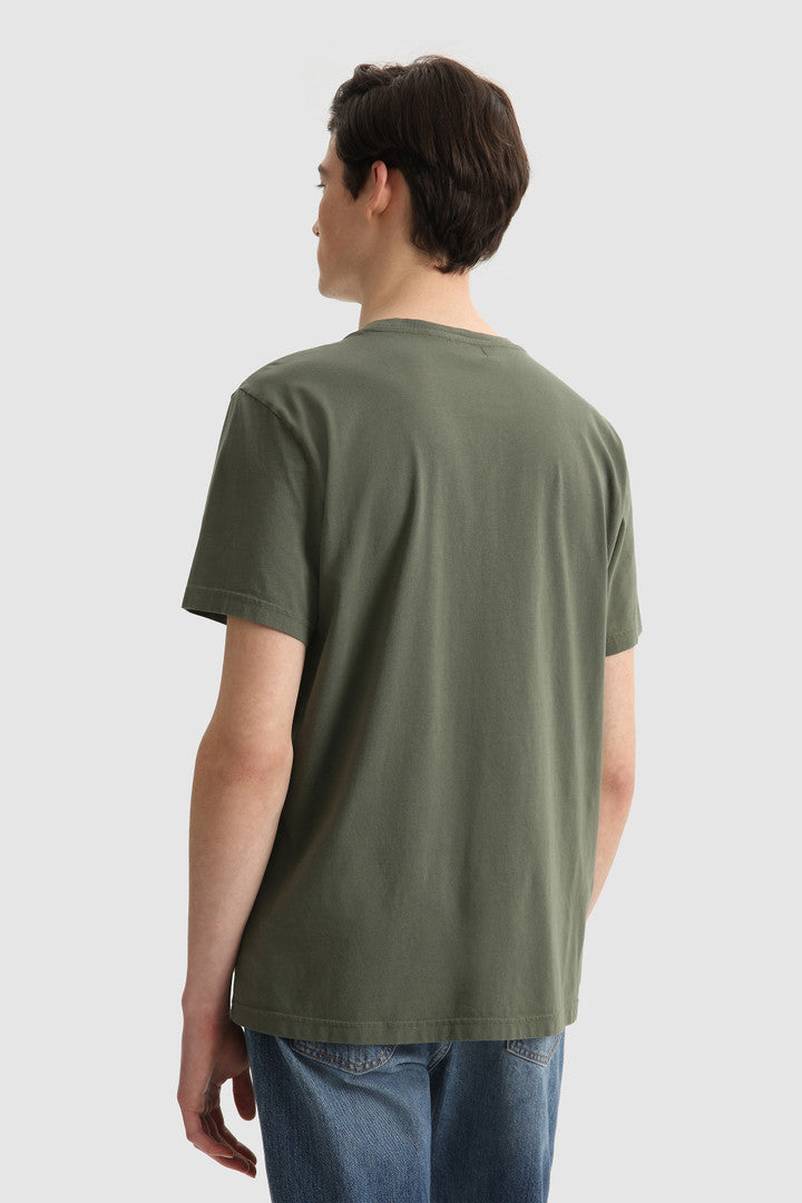 Maglietta con taschino e logo in rilievo / Verde - Ideal Moda