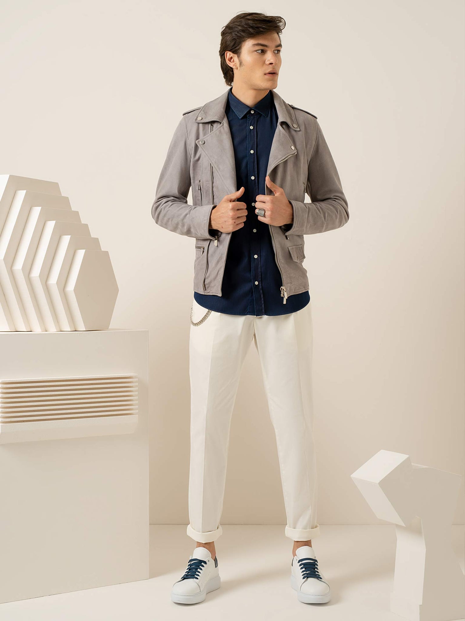 Giubbino biker grigio in pelle con multi tasche e mostrine sulle spalle / Grigio - Ideal Moda