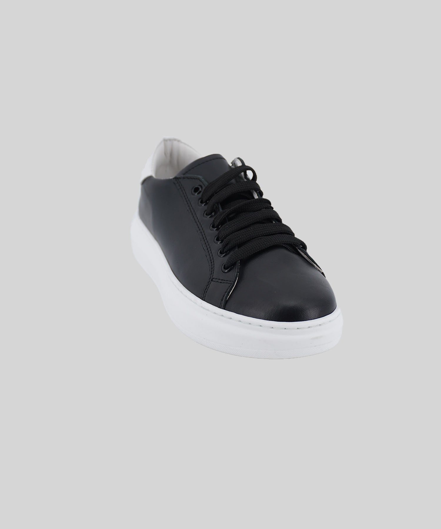 Sneaker con logo sul retro / Nero - Ideal Moda