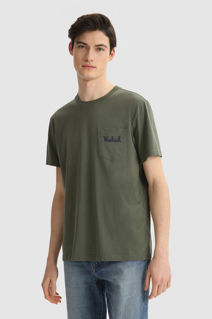Maglietta con taschino e logo in rilievo / Verde - Ideal Moda