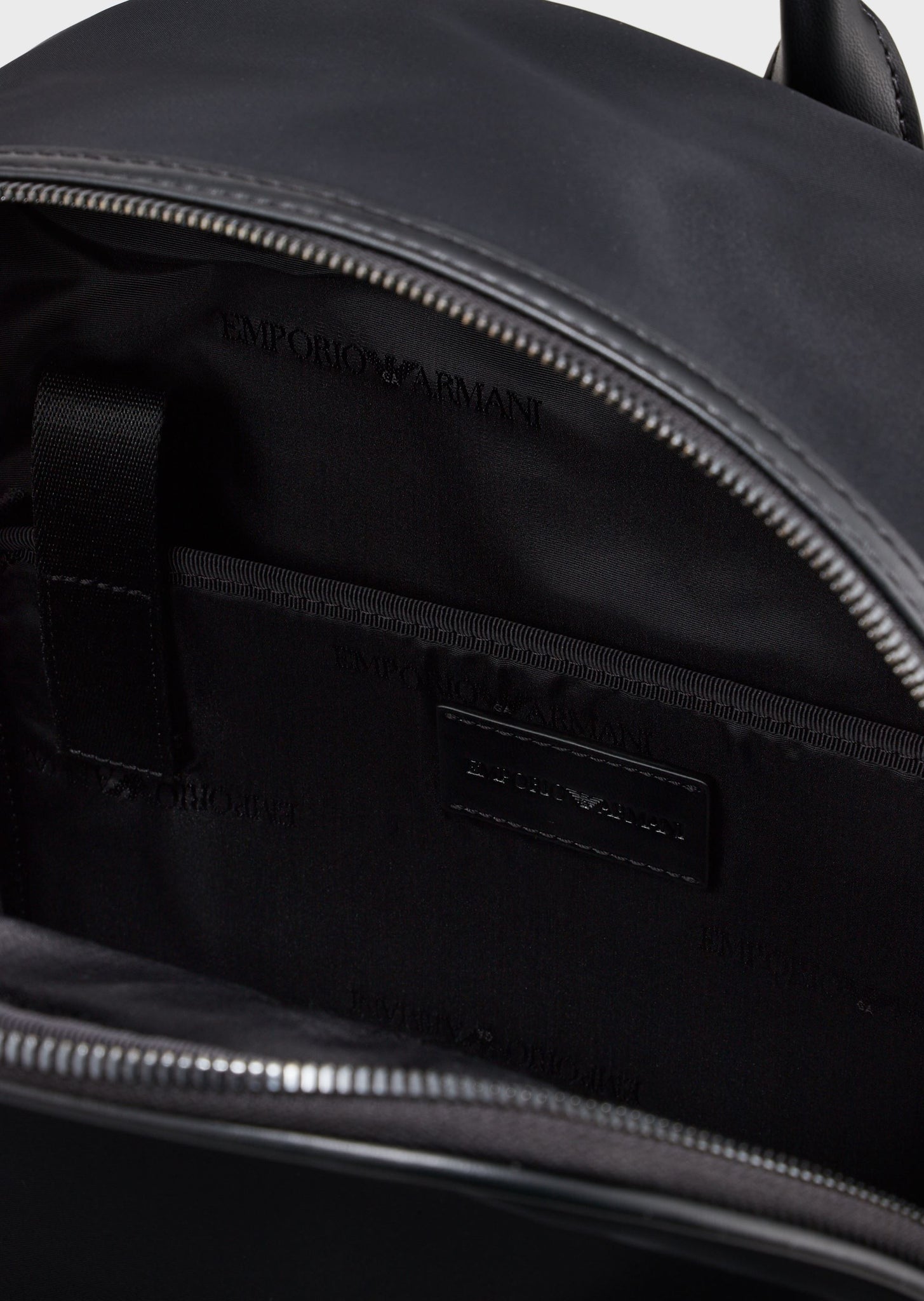 Zaino in nylon imbottito con patch logo / Nero - Ideal Moda